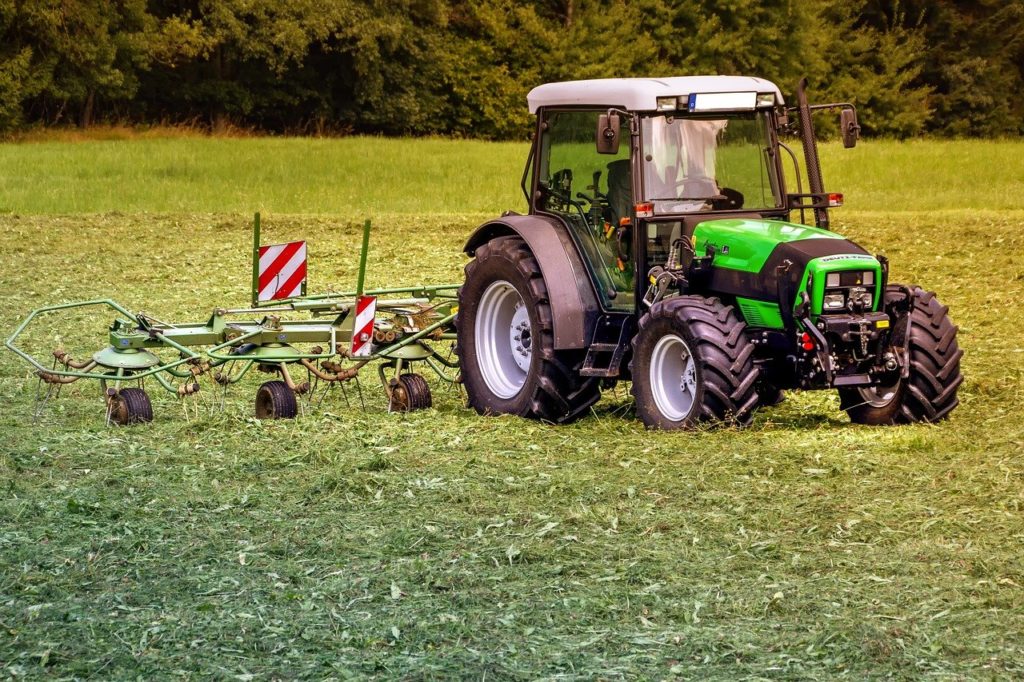 tractor-g359aa9d7b_1280